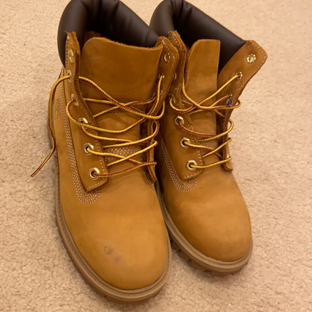 Lightly worn timberland boots. Size 4kids/6 ladies
